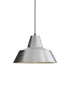 Moderne konisk hængelampe i aluminium med reflekterende metaloverflade og sort ledning.